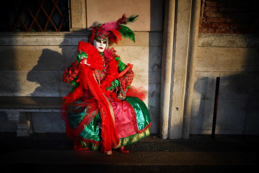 Venecia vuelve a celebrar uno de sus eventos más emblemáticos. Se trata del tradicional 'Vuelo del ángel', momento en el que un desconocido recorre la plaza San Marcos de Venecia y da comienzo a los carnavales de la ciudad.