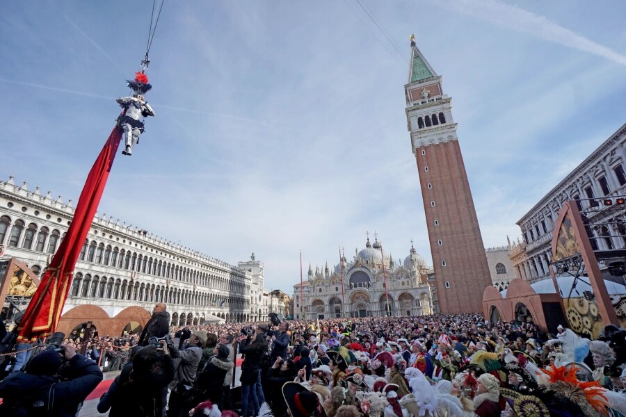 Venecia vuelve a celebrar uno de sus eventos más emblemáticos. Se trata del tradicional 'Vuelo del ángel', momento en el que un desconocido recorre la plaza San Marcos de Venecia y da comienzo a los carnavales de la ciudad.