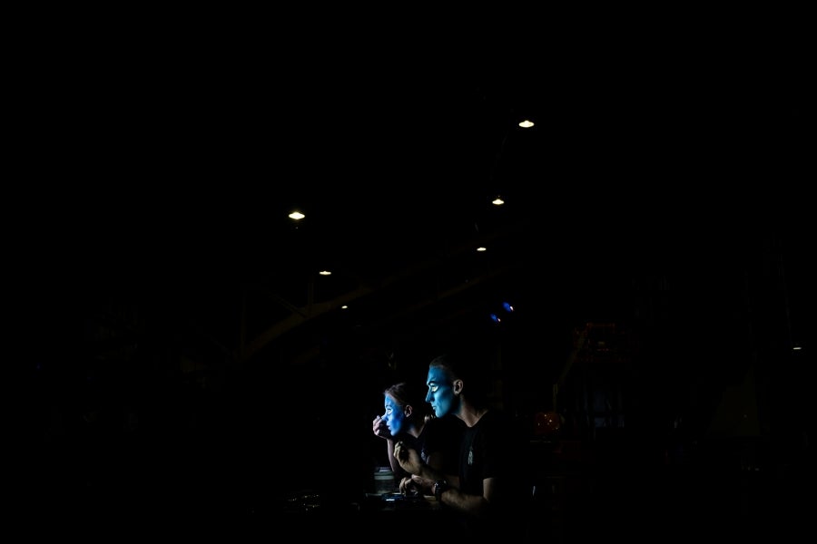 Uno de los circos más relevantes del mundo abre sus puertas y muestra lo que se esconde detrás de la magia del maquillaje, de los trajes personalizados y las increíbles coreografías. El Circo del Sol presenta su último trabajo: 'Turuk, el primer vuelo', inspirado en la película de James Cameron. 