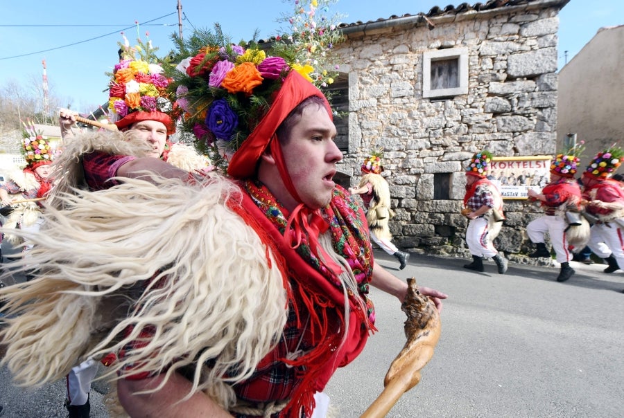 En Veli Brgud, oeste de Croacia, se celebra un desfile dónde los participantes porten el traje tradicional Zvoncari. Se trata de una tradición regional que busca ahuyentar a los espíritus malignos del invierno.