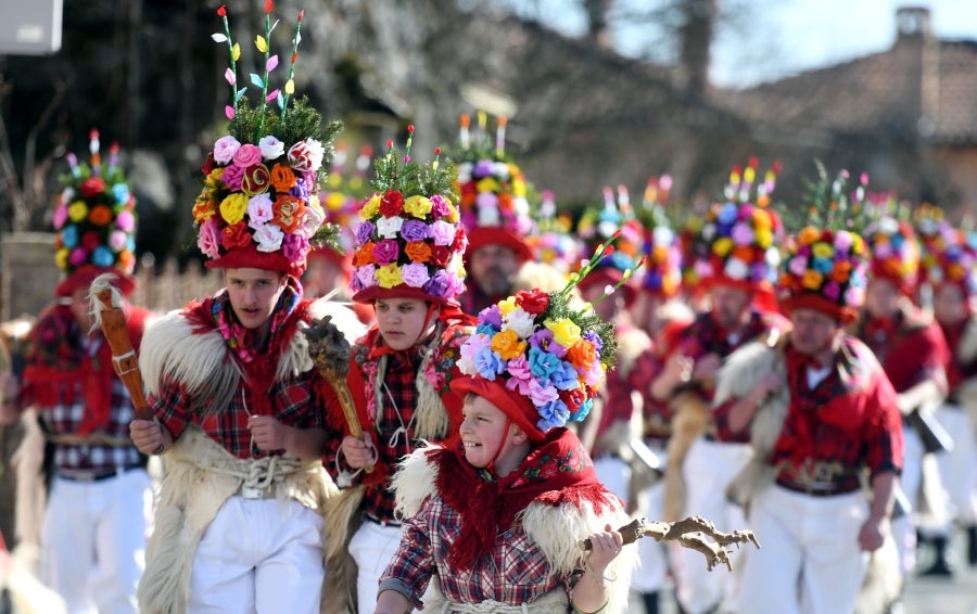 En Veli Brgud, oeste de Croacia, se celebra un desfile dónde los participantes porten el traje tradicional Zvoncari. Se trata de una tradición regional que busca ahuyentar a los espíritus malignos del invierno.