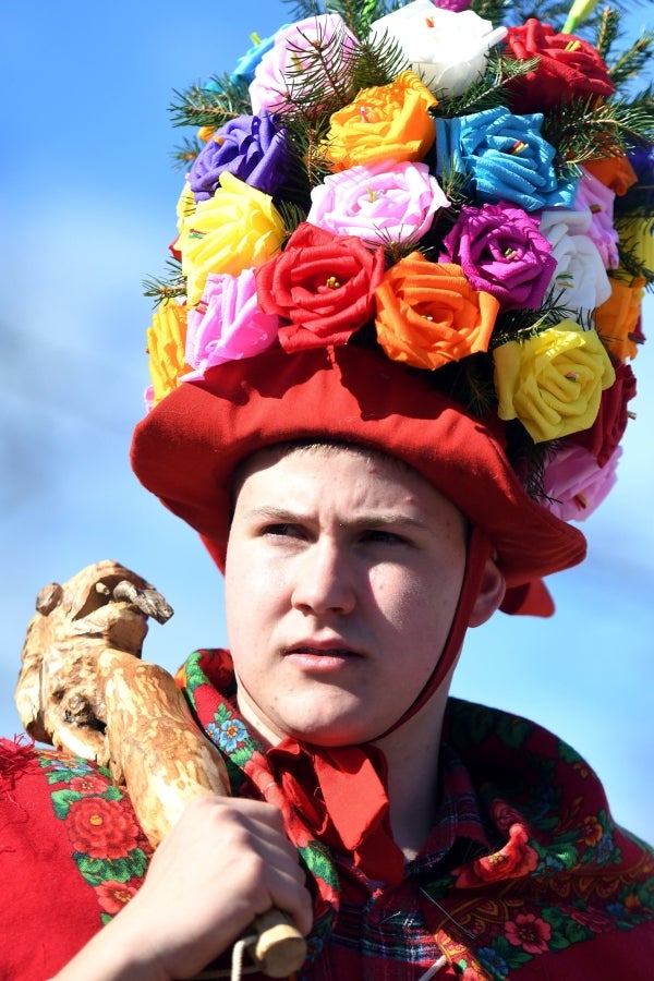 En Veli Brgud, oeste de Croacia, se celebra un desfile dónde los participantes porten el traje tradicional Zvoncari. Se trata de una tradición regional que busca ahuyentar a los espíritus malignos del invierno.