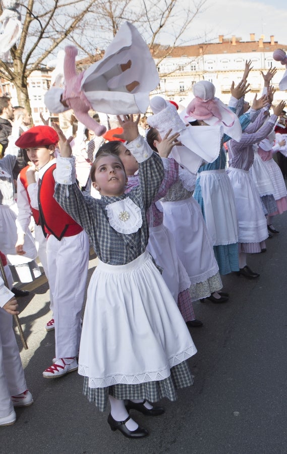 Decenas de inudes y artzainas desfilan por Irun y animan el centro de la ciudad. 