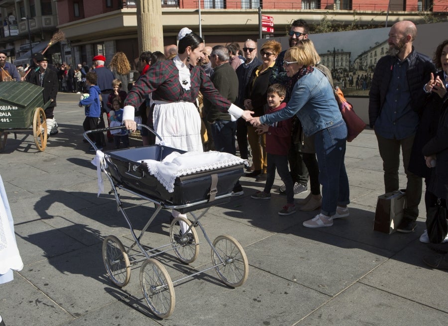 Decenas de inudes y artzainas desfilan por Irun y animan el centro de la ciudad. 