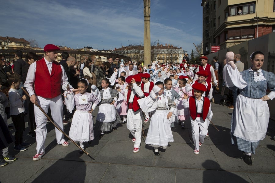 Decenas de inudes y artzainas desfilan por Irun y animan el centro de la ciudad. 