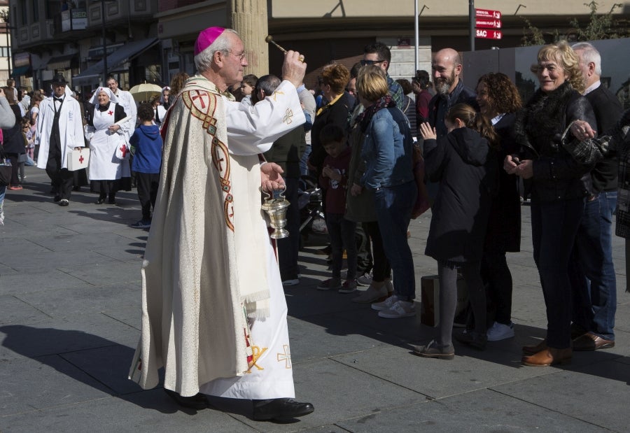 Decenas de inudes y artzainas desfilan por Irun y animan el centro de la ciudad. 