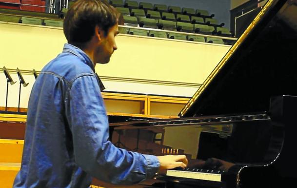 El pianista. Iñar Sastre actuará hoy en el Palacio de Igartza.