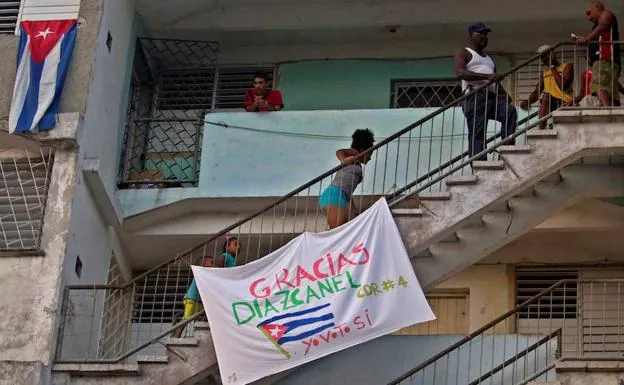Unos ciudadanos han colgado en la fachada de sus viviendas una pancarta que llama a votar y da las gracias al presidente Díaz-Canel.