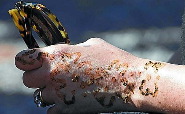 Detalle de la mano de la duquesa. 