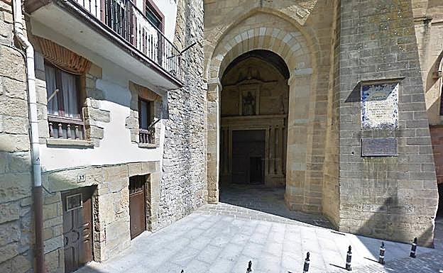 Imagen principal - Arriba, ek edificio en el que se ha realizado el hallazgo se integra en el contrafuerte de campanario y se encuentra frente a Zarautz Jauregia (foto central). En la inferior, algunos de los fragmentos cerámicos encontrados.