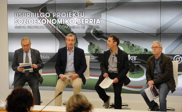 Iñaki Alkorta (Gureak), Markel Olano (Diputación), Xabier Arregi (alcalde de Usurbil) y Joxemari Sors (Elkar), en la comparecencia de este lunes en la Diputación. 