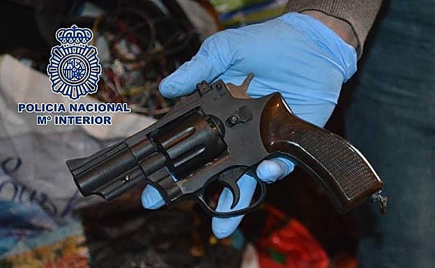 Pistola intervenida a uno de los detenidos.