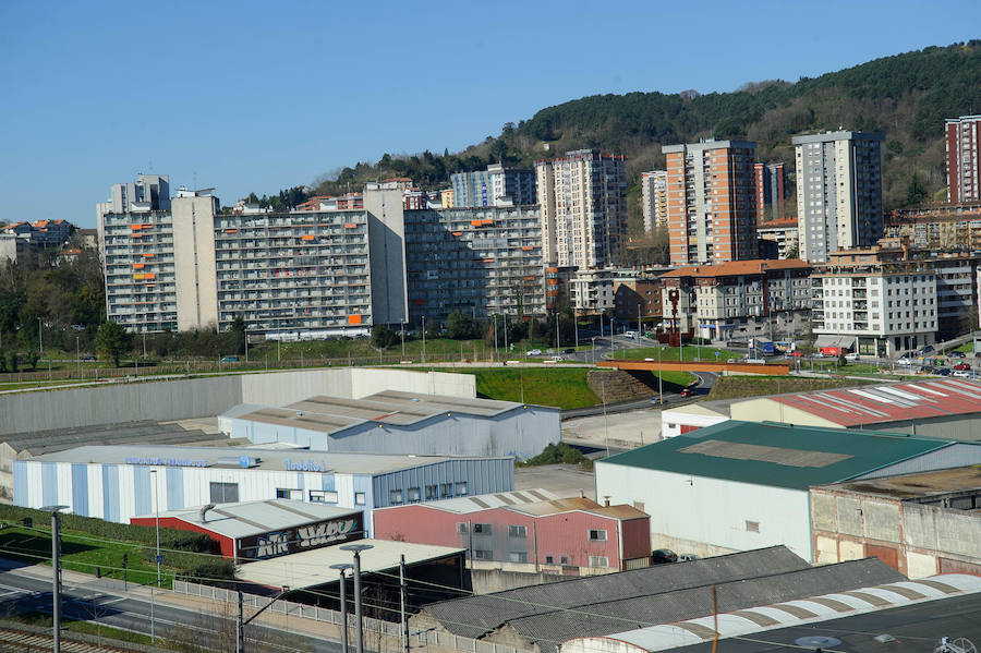 El alcalde de San Sebastián, Eneko Goia, y el director de Euskal Trenbide Sarea, Aitor Garitano, han visitado el Mirador de Oleta, que se abrirá para el disfrute de la ciudadanía este jueves. 