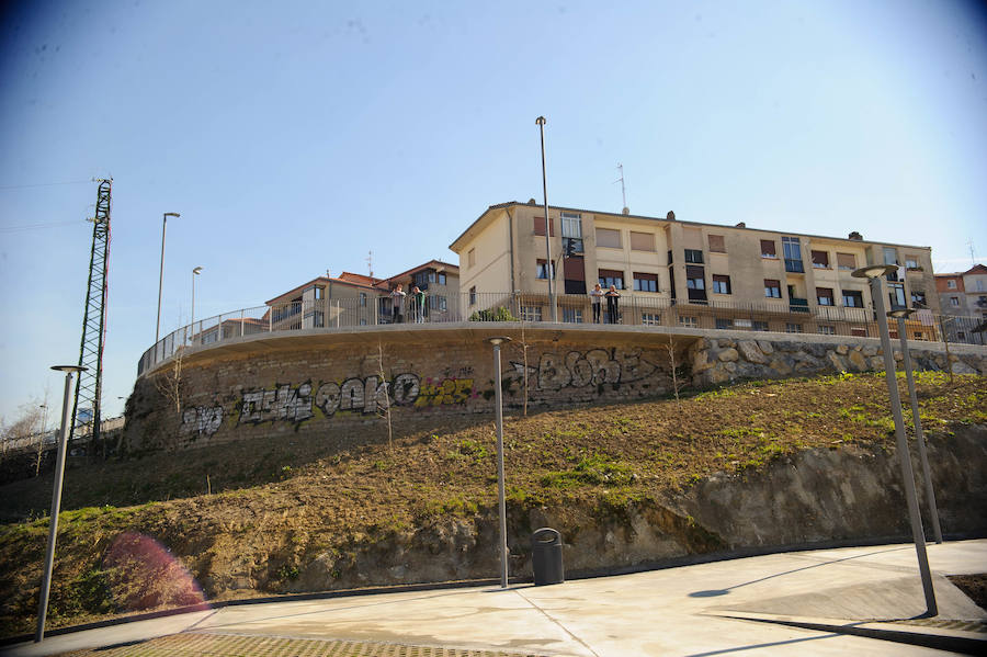 El alcalde de San Sebastián, Eneko Goia, y el director de Euskal Trenbide Sarea, Aitor Garitano, han visitado el Mirador de Oleta, que se abrirá para el disfrute de la ciudadanía este jueves. 