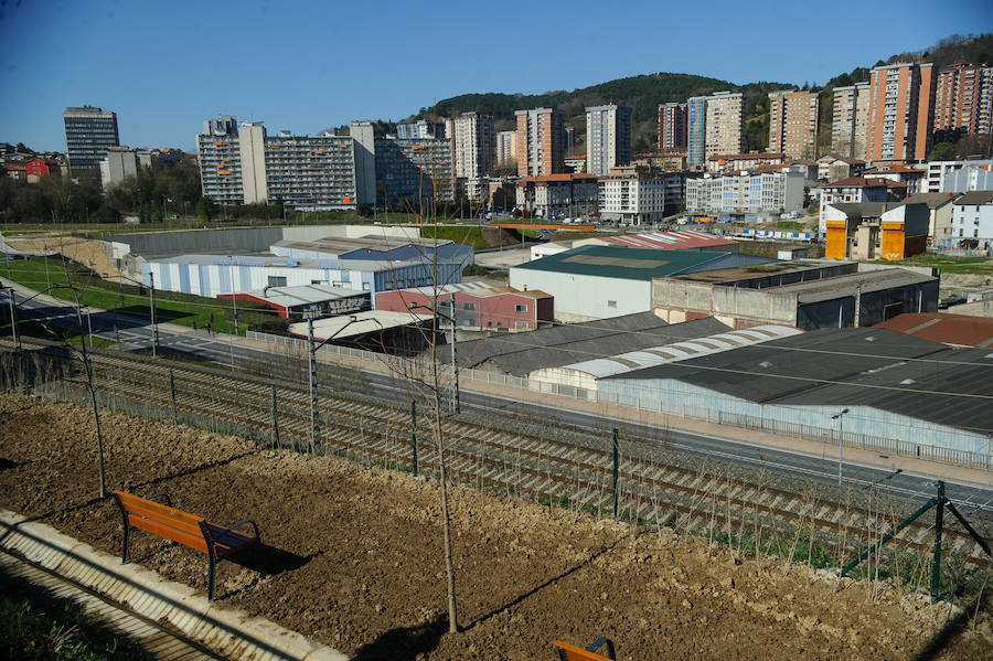 El alcalde de San Sebastián, Eneko Goia, y el director de Euskal Trenbide Sarea, Aitor Garitano, han visitado el Mirador de Oleta, que se abrirá para el disfrute de la ciudadanía este jueves. 