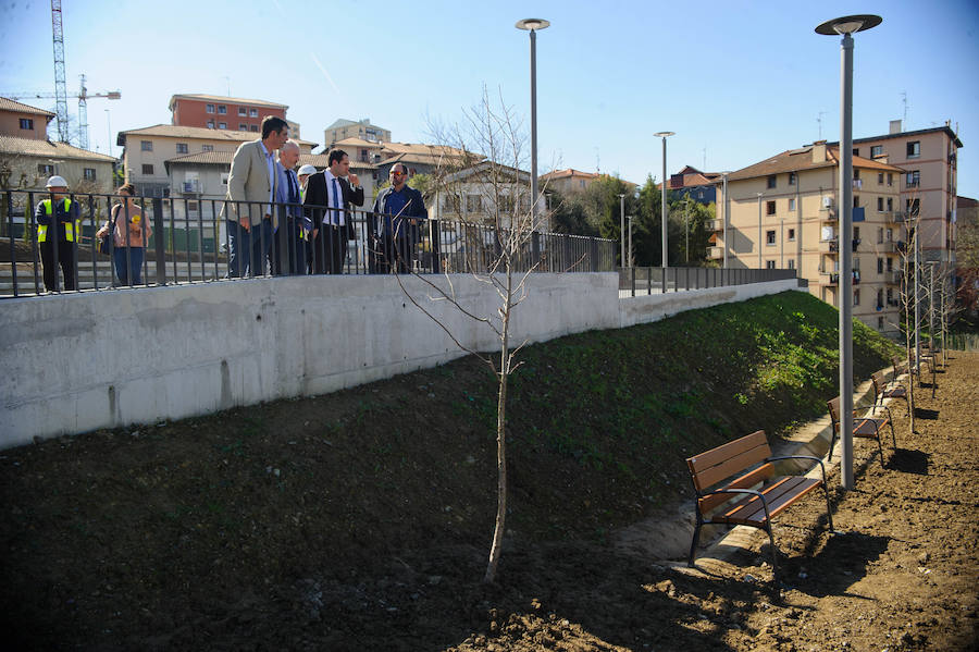 El alcalde de San Sebastián, Eneko Goia, y el director de Euskal Trenbide Sarea, Aitor Garitano, han visitado el Mirador de Oleta, que se abrirá para el disfrute de la ciudadanía este jueves. 