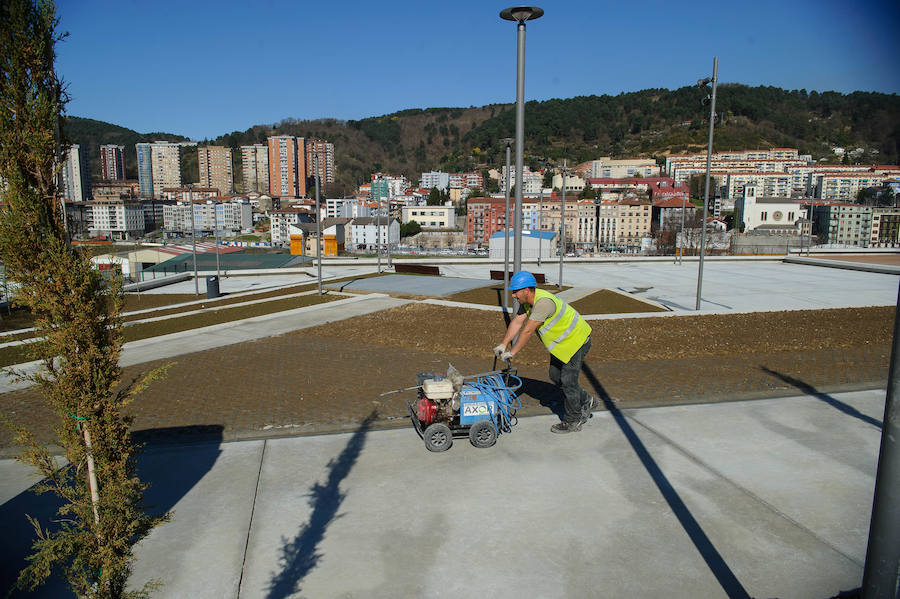 El alcalde de San Sebastián, Eneko Goia, y el director de Euskal Trenbide Sarea, Aitor Garitano, han visitado el Mirador de Oleta, que se abrirá para el disfrute de la ciudadanía este jueves. 