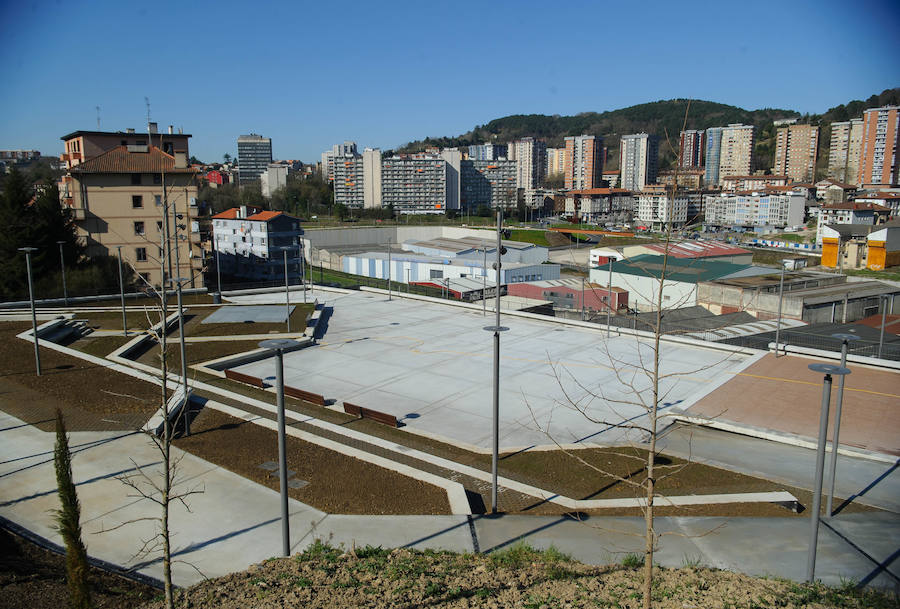 El alcalde de San Sebastián, Eneko Goia, y el director de Euskal Trenbide Sarea, Aitor Garitano, han visitado el Mirador de Oleta, que se abrirá para el disfrute de la ciudadanía este jueves. 