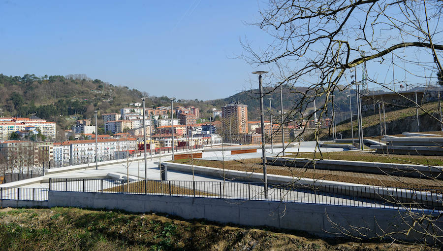 El alcalde de San Sebastián, Eneko Goia, y el director de Euskal Trenbide Sarea, Aitor Garitano, han visitado el Mirador de Oleta, que se abrirá para el disfrute de la ciudadanía este jueves. 