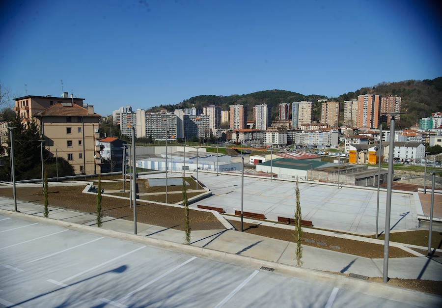 El alcalde de San Sebastián, Eneko Goia, y el director de Euskal Trenbide Sarea, Aitor Garitano, han visitado el Mirador de Oleta, que se abrirá para el disfrute de la ciudadanía este jueves. 