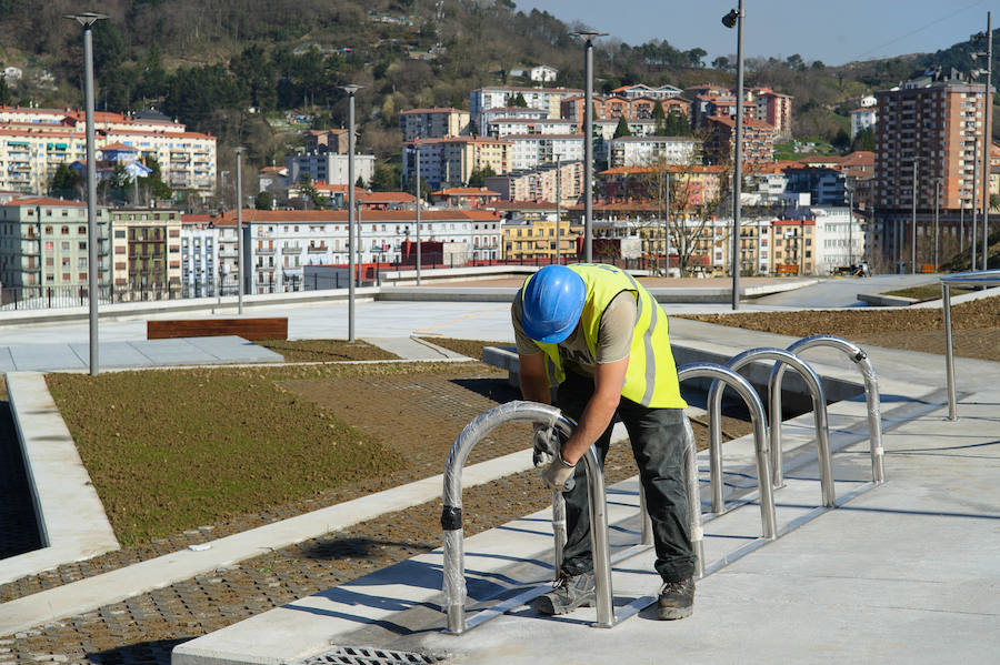 El alcalde de San Sebastián, Eneko Goia, y el director de Euskal Trenbide Sarea, Aitor Garitano, han visitado el Mirador de Oleta, que se abrirá para el disfrute de la ciudadanía este jueves. 