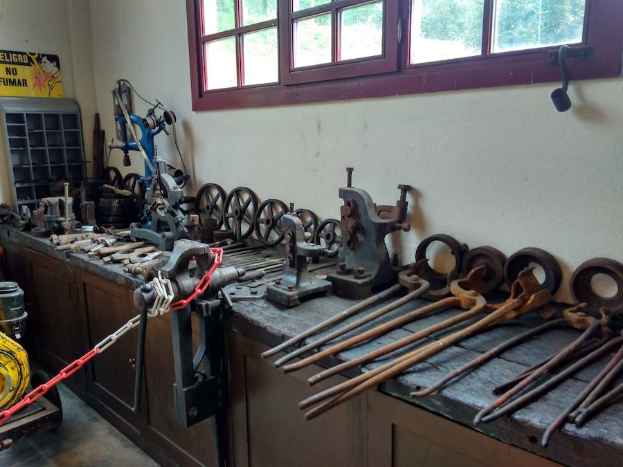 El Museo Vasco del Ferrocarril ofrece un recorrido de 10km en un tren de vapor de más de 100 años de antigüedad entre Azpeitia y la antigua estación de Lasao