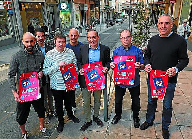 Colaboración. Jorge Iragorri, Yon Gallardo, Luis Camarero, Rubén Fraile, Miguel Ángel Páez,Jose Mari Lumbreras y Tomás Maeztu muestran los carteles que serán colocados en los establecimientos. 