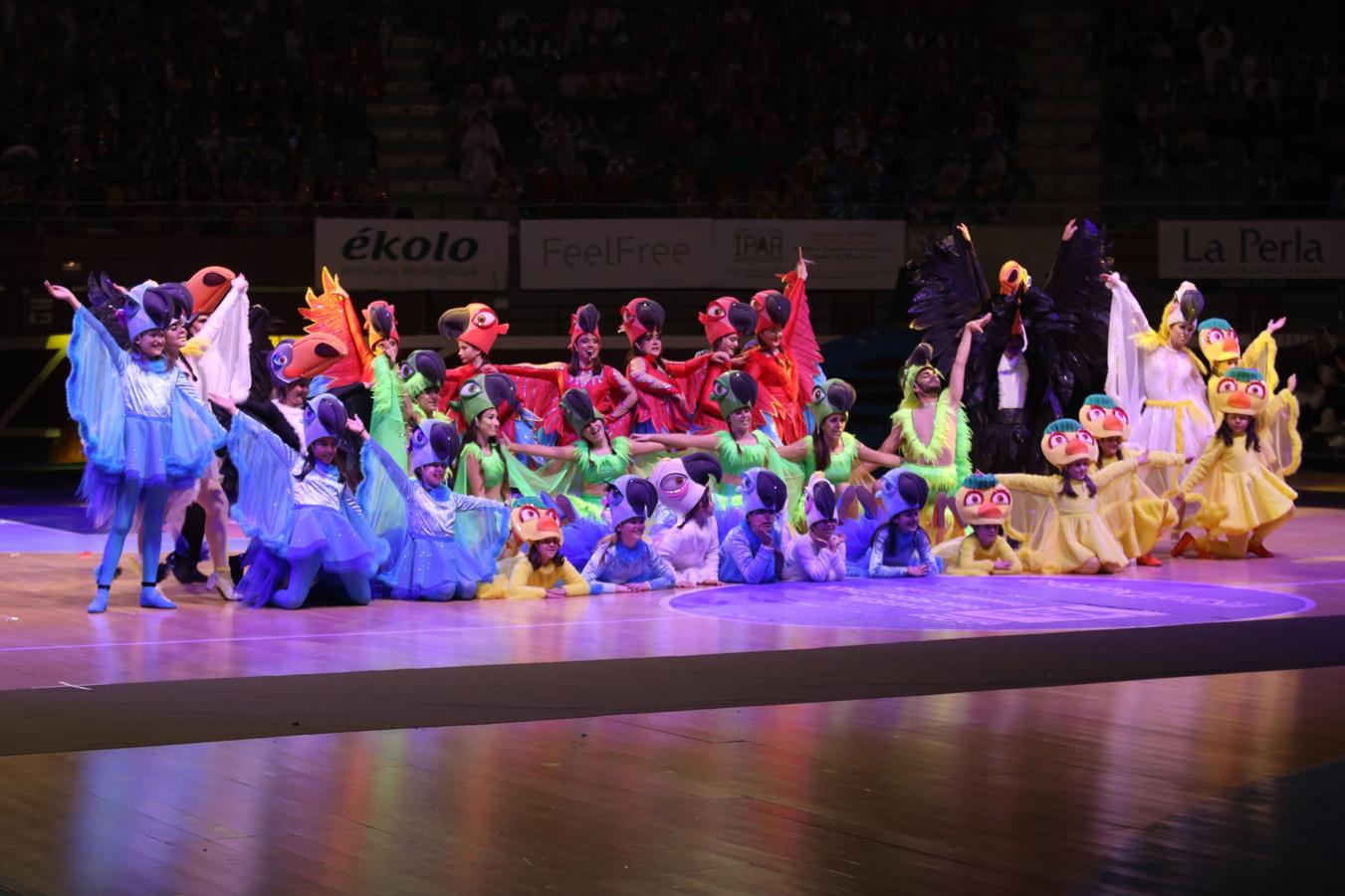 La plaza de toros de San Sebastián se ha llenado un año más para ver por primera vez a las 26 comparsas que desfilarán este próximo sábado por el Centro de la ciudad. Cada uno de los grupos tiene tres minutos para mostrar parte de su 'show', así como sus trajes.