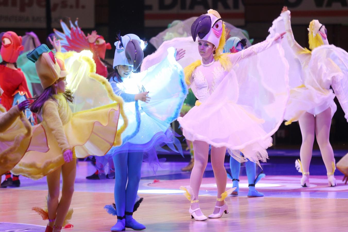 La plaza de toros de San Sebastián se ha llenado un año más para ver por primera vez a las 26 comparsas que desfilarán este próximo sábado por el Centro de la ciudad. Cada uno de los grupos tiene tres minutos para mostrar parte de su 'show', así como sus trajes.