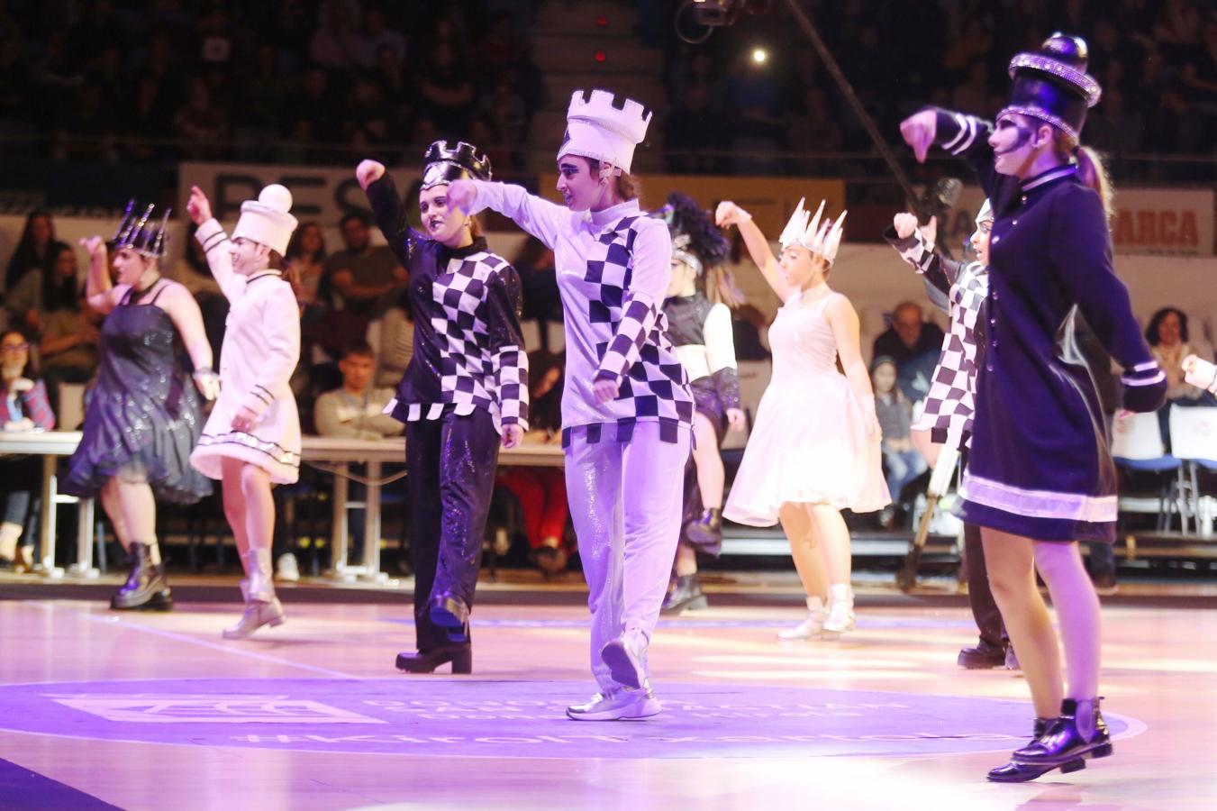 La plaza de toros de San Sebastián se ha llenado un año más para ver por primera vez a las 26 comparsas que desfilarán este próximo sábado por el Centro de la ciudad. Cada uno de los grupos tiene tres minutos para mostrar parte de su 'show', así como sus trajes.