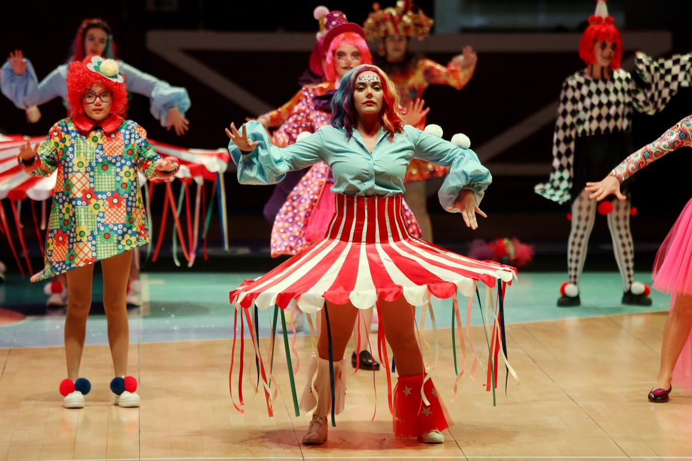La plaza de toros de San Sebastián se ha llenado un año más para ver por primera vez a las 26 comparsas que desfilarán este próximo sábado por el Centro de la ciudad. Cada uno de los grupos tiene tres minutos para mostrar parte de su 'show', así como sus trajes.