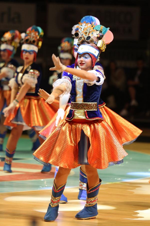 La plaza de toros de San Sebastián se ha llenado un año más para ver por primera vez a las 26 comparsas que desfilarán este próximo sábado por el Centro de la ciudad. Cada uno de los grupos tiene tres minutos para mostrar parte de su 'show', así como sus trajes.