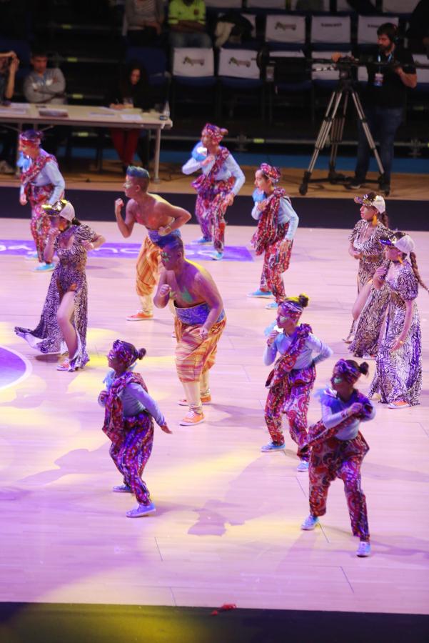La plaza de toros de San Sebastián se ha llenado un año más para ver por primera vez a las 26 comparsas que desfilarán este próximo sábado por el Centro de la ciudad. Cada uno de los grupos tiene tres minutos para mostrar parte de su 'show', así como sus trajes.