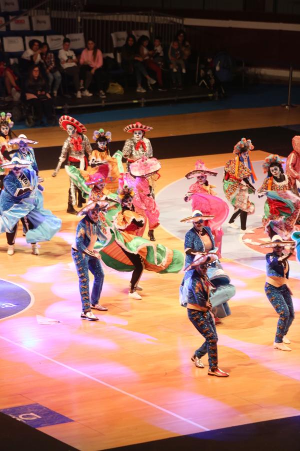 La plaza de toros de San Sebastián se ha llenado un año más para ver por primera vez a las 26 comparsas que desfilarán este próximo sábado por el Centro de la ciudad. Cada uno de los grupos tiene tres minutos para mostrar parte de su 'show', así como sus trajes.