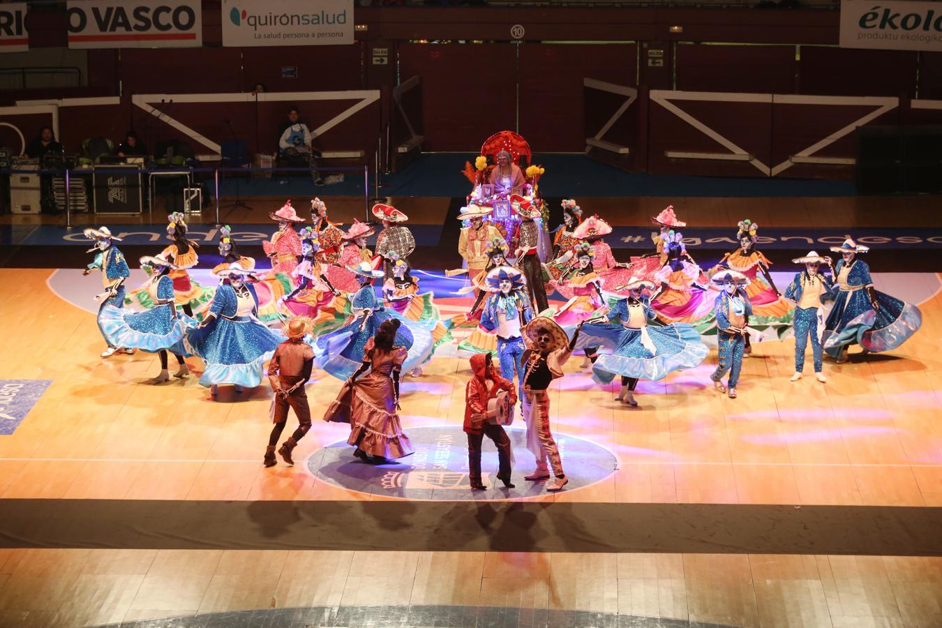 La plaza de toros de San Sebastián se ha llenado un año más para ver por primera vez a las 26 comparsas que desfilarán este próximo sábado por el Centro de la ciudad. Cada uno de los grupos tiene tres minutos para mostrar parte de su 'show', así como sus trajes.