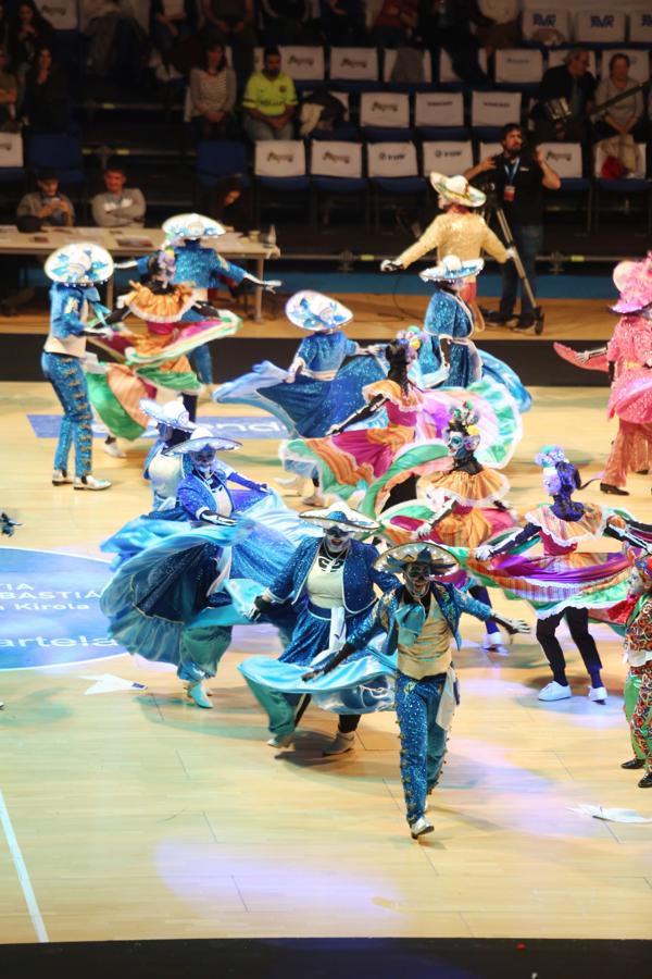 La plaza de toros de San Sebastián se ha llenado un año más para ver por primera vez a las 26 comparsas que desfilarán este próximo sábado por el Centro de la ciudad. Cada uno de los grupos tiene tres minutos para mostrar parte de su 'show', así como sus trajes.