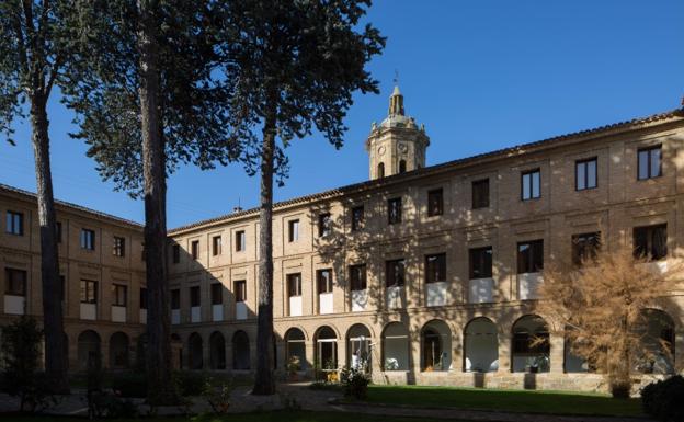 Exterior del colegio de los Padres Reparadores de Puente la Reina.