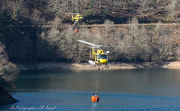 Vídeo: El incendio en Jaizkibel. / Foto: Helicópteros en la presa del Añarbe.