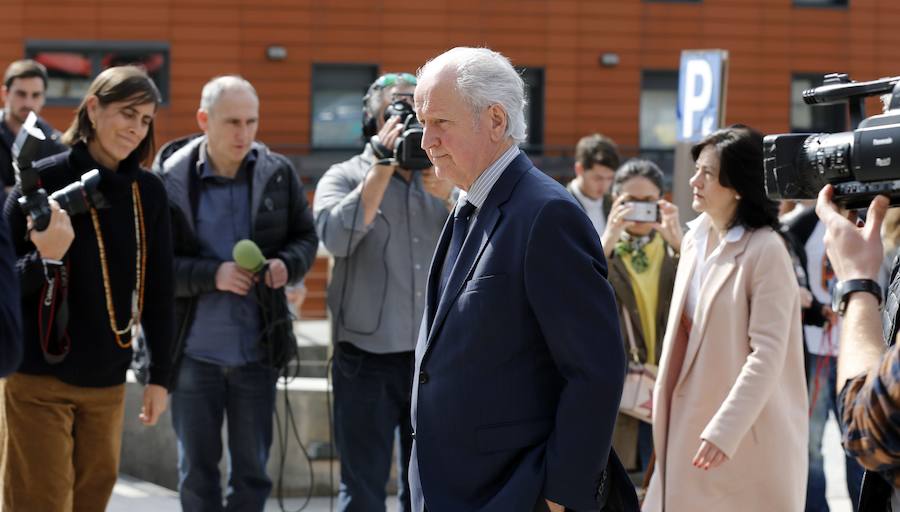 Multitud de representantes políticos y exdirigentes se han acercado este viernes por la mañana al tanatorio Begoña de Bilbao para transmitir sus condolencias a los familiares del expresidente del PNV Xabier Arzalluz, que falleció este jueves a los 86 años. Tambiuén ha acudido una amplia representación del mundo económico, social y cultural.