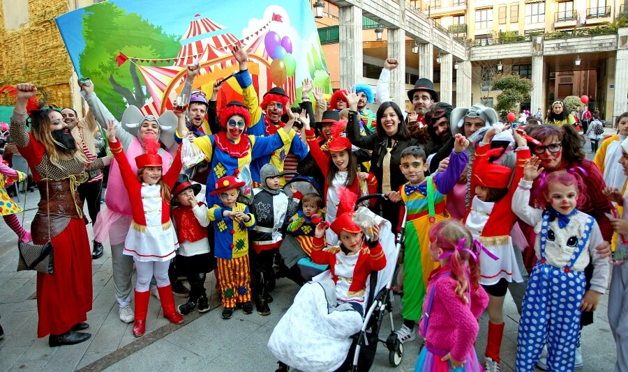 Cientos de vecinos de Errenteria han salido a la calle, con todo tipo de disfraces, para celebrar las fiestas de Carnavales. 