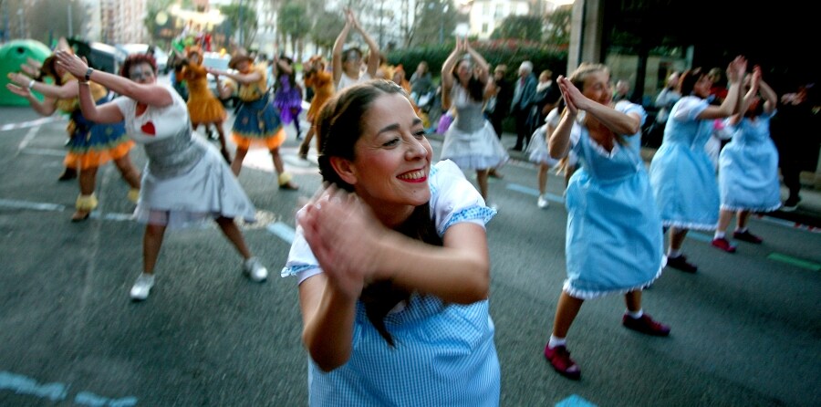 Cientos de vecinos de Errenteria han salido a la calle, con todo tipo de disfraces, para celebrar las fiestas de Carnavales. 