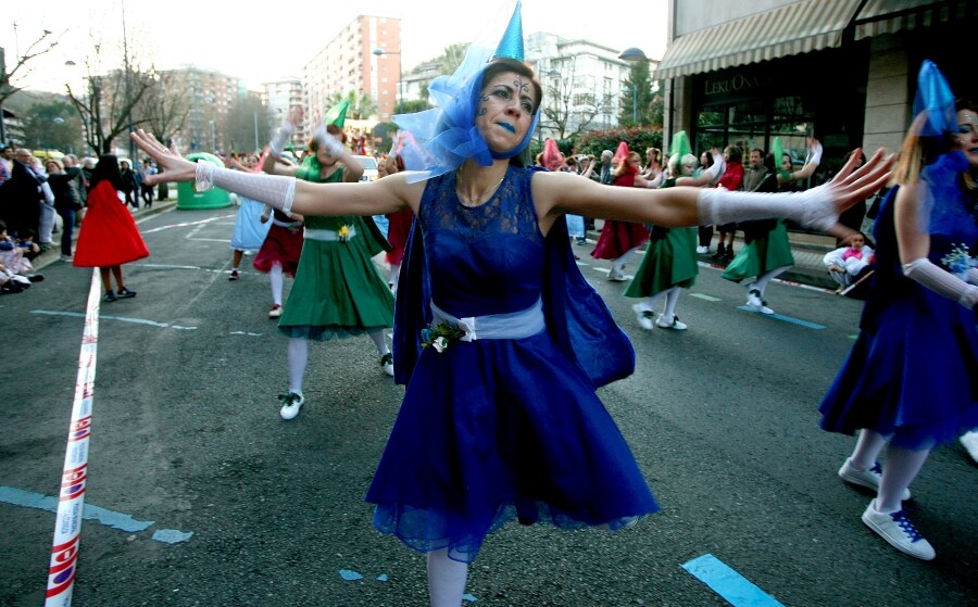 Cientos de vecinos de Errenteria han salido a la calle, con todo tipo de disfraces, para celebrar las fiestas de Carnavales. 