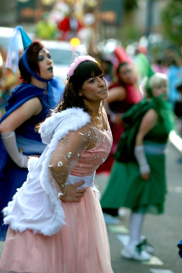 Cientos de vecinos de Errenteria han salido a la calle, con todo tipo de disfraces, para celebrar las fiestas de Carnavales. 