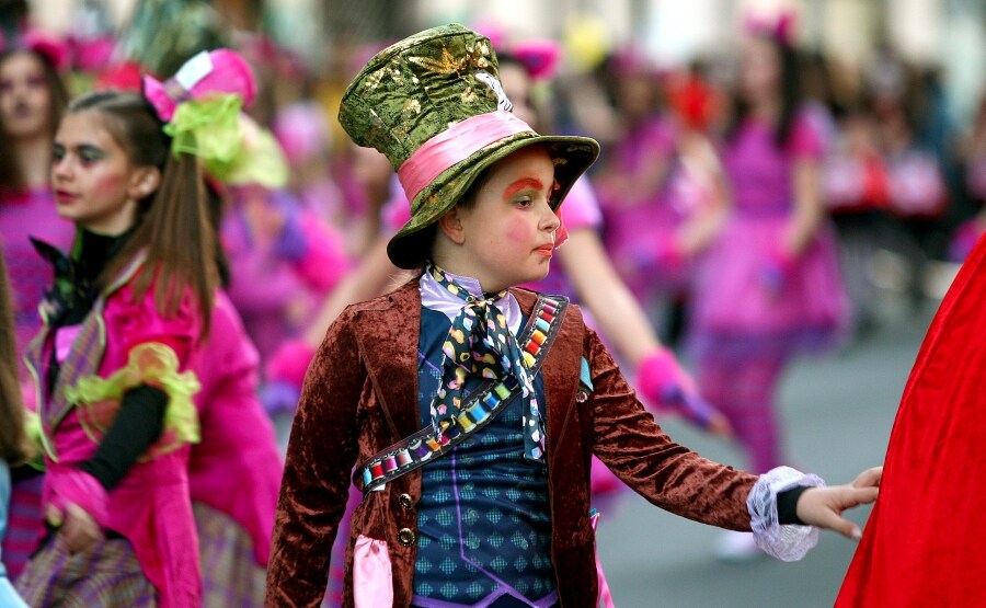 Cientos de vecinos de Errenteria han salido a la calle, con todo tipo de disfraces, para celebrar las fiestas de Carnavales. 