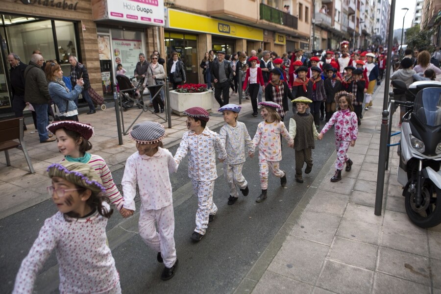 Iruneses de todas las edades han salido a la calle para celebrar el fin de semana de Carnaval. Así, desde primera hora desfiles, bailes y música han tomado el centro de la ciudad. 