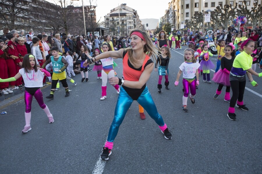 Iruneses de todas las edades han salido a la calle para celebrar el fin de semana de Carnaval. Así, desde primera hora desfiles, bailes y música han tomado el centro de la ciudad. 