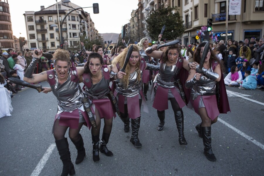 Iruneses de todas las edades han salido a la calle para celebrar el fin de semana de Carnaval. Así, desde primera hora desfiles, bailes y música han tomado el centro de la ciudad. 