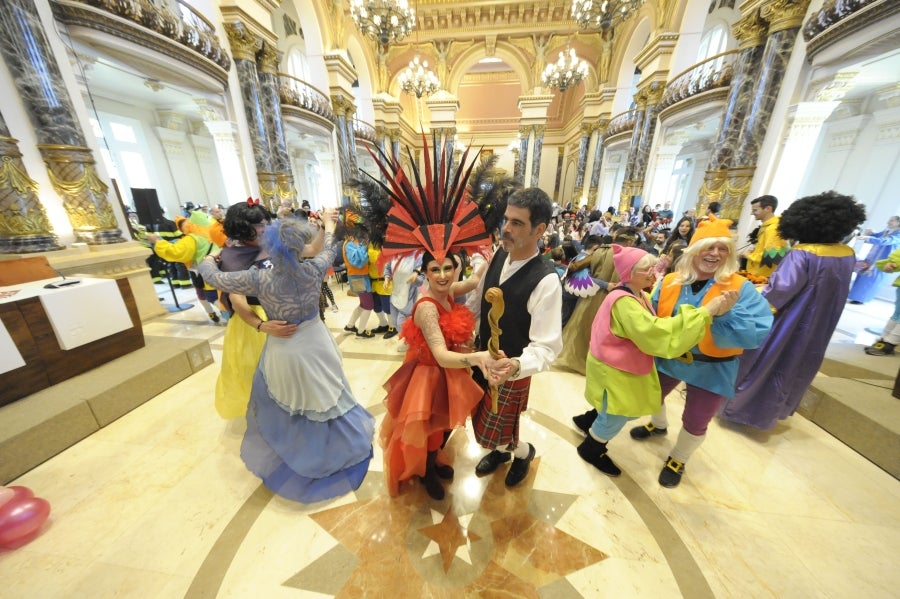 La reina de la fiesta es Maider, egiatarra de 22 años, que lleva 16 en la comparsa de Denok Taldea. Ella y su séquito, compuesto por Ana Gil, Mikel Nuñez y Judith Sánchez, tratan de que todos los donostiarras vivan la fiesta con la ilusión y alegría de su comparsa.