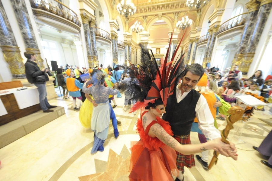 La reina de la fiesta es Maider, egiatarra de 22 años, que lleva 16 en la comparsa de Denok Taldea. Ella y su séquito, compuesto por Ana Gil, Mikel Nuñez y Judith Sánchez, tratan de que todos los donostiarras vivan la fiesta con la ilusión y alegría de su comparsa.