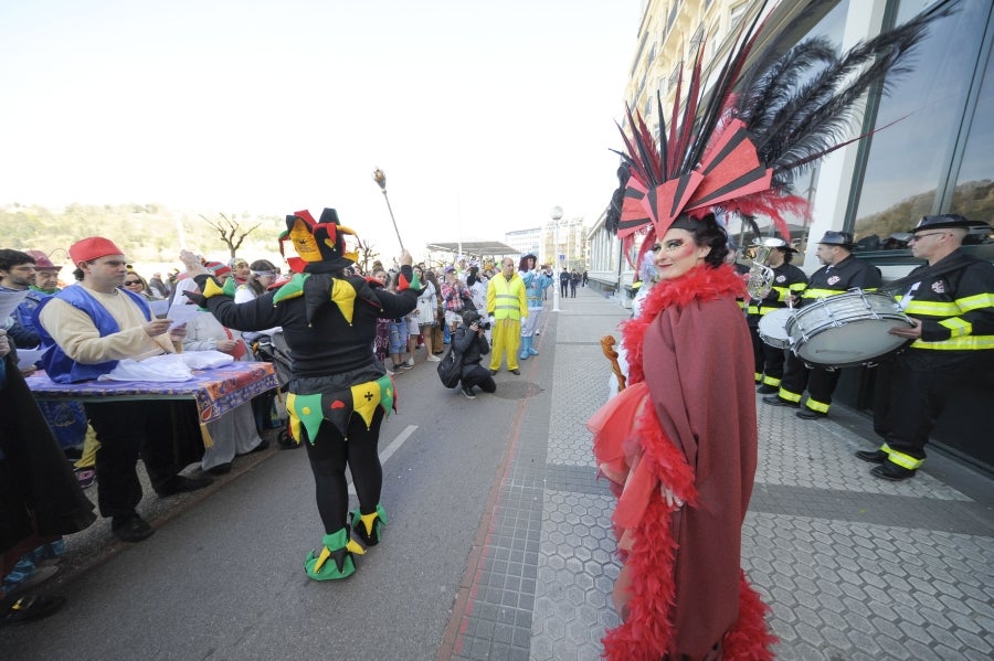 La reina de la fiesta es Maider, egiatarra de 22 años, que lleva 16 en la comparsa de Denok Taldea. Ella y su séquito, compuesto por Ana Gil, Mikel Nuñez y Judith Sánchez, tratan de que todos los donostiarras vivan la fiesta con la ilusión y alegría de su comparsa.